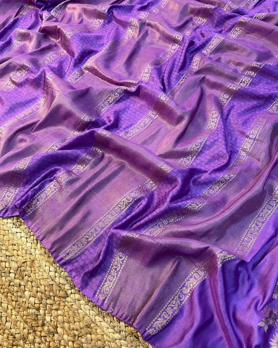 🔥 Festival Season Launch: Stunning Zari Saree! 🔥